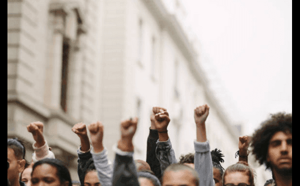 ¿Cómo afecta la libertad de expresión en redes sociales a la responsabilidad por daño moral en contextos de crisis sanitaria?